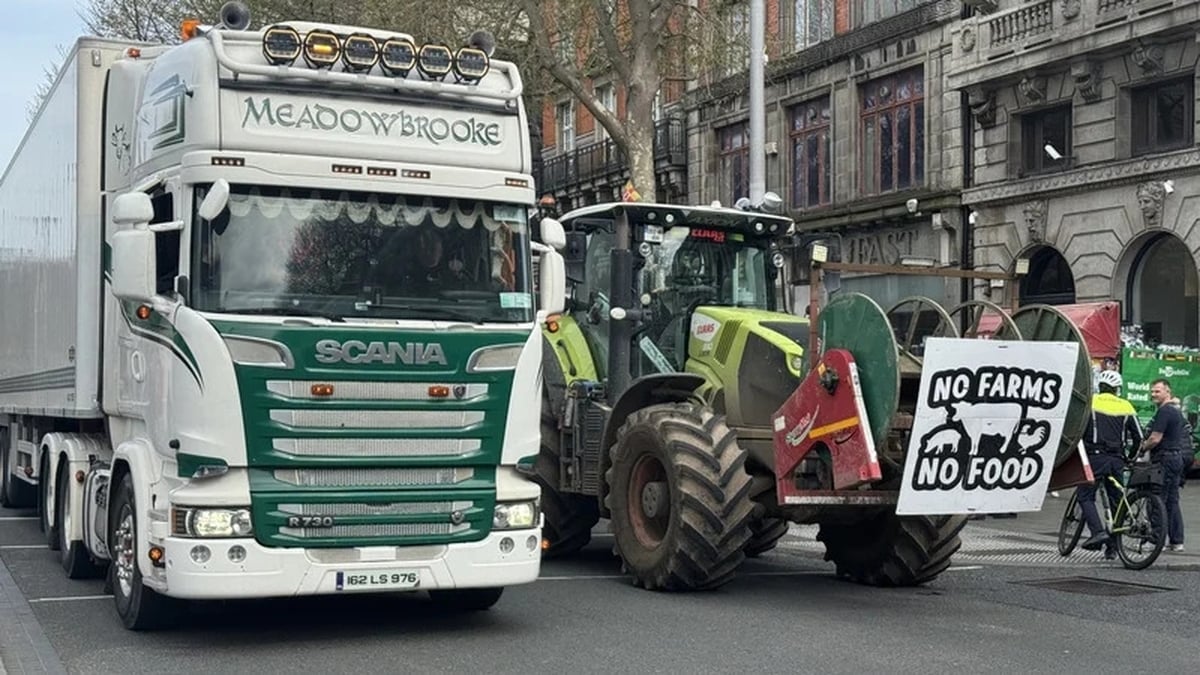 An Teachta Dála Piaras Ó Dochartaigh & Joseph Mangan ón chomhlacht Mangan Tours