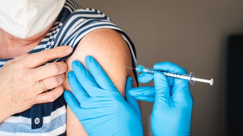 Dhá dháileog den vacsaín a theastaíonn le daoine a dhíonadh ar an ngalar deir