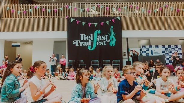 Belfast TradFest grianghraf le Claire Loughran