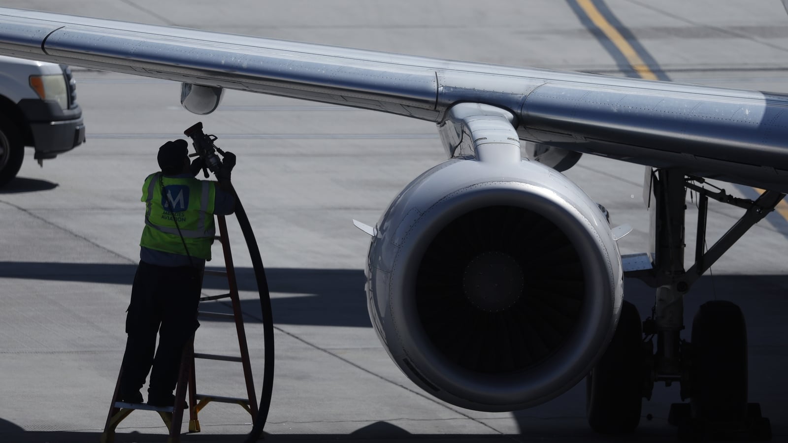 Are airlines downplaying fears of jet fuel shortage? — GLOBAL — ERYU PROJECT