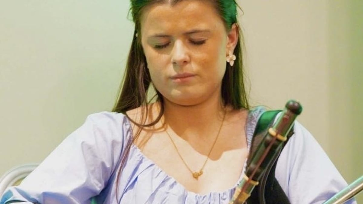 Síofra Ni Mhóráin, ceoltóir agus amhránaí. 