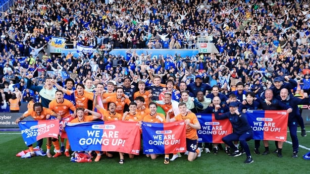 Cardiff City players and staff celebrate securing promotion to the Sky Bet Championship after the Sky Bet League One match at the Select Car Leasing Stadium, Reading. Picture date: Saturday April 18, 2026. PA Photo. Photo credit should read: Nigel French/PA Wire.RESTRICTIONS: EDITORIAL USE ONLY No u