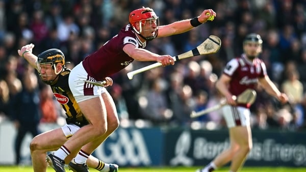 18 April 2026; Ronan Glennon of Galway in action against Gearóid Dunne of Kilkenny during the Leinster GAA Senior Hurling Championship Round 1 match between Galway and Kilkenny at Pearse Stadium in Galway. Photo by Piaras Ó Mídheach/Sportsfile