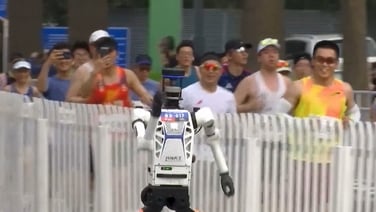 Humans far behind as robot breaks record at Beijing race