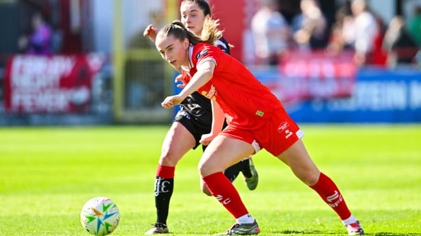 19 April 2026; Aoibheann Clancy of Shelbourne in action against Sarah McKevitt of Bohemians during the SSE Airtricity Women's Premier Division match between Shelbourne and Bohemians at Tolka Park in Dublin. Photo by Paul Phelan/Sportsfile