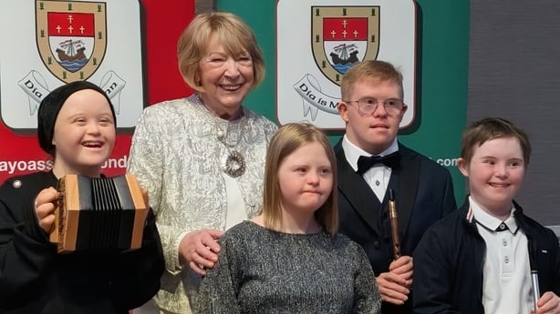 Sabina Higgins with musicians from Cuimsiu Mhaigh Eo, which won the Meitheal Award (Pic: Henry McGlade)