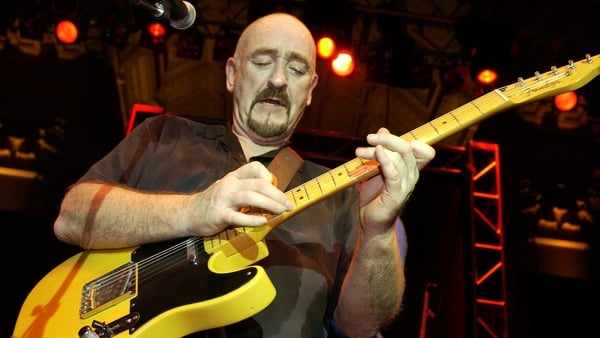 Dave Mason and his band perform on 8 March, 2003 in New York City. (Photo by Al Pereira/Getty Images/Michael Ochs Archives).