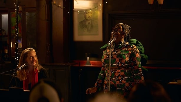 2 Toshin Bankole Cait Ni Riain perform at The Cobblesone _Cara sa Cheol TV Series Courtesy of Setanta Films ltd