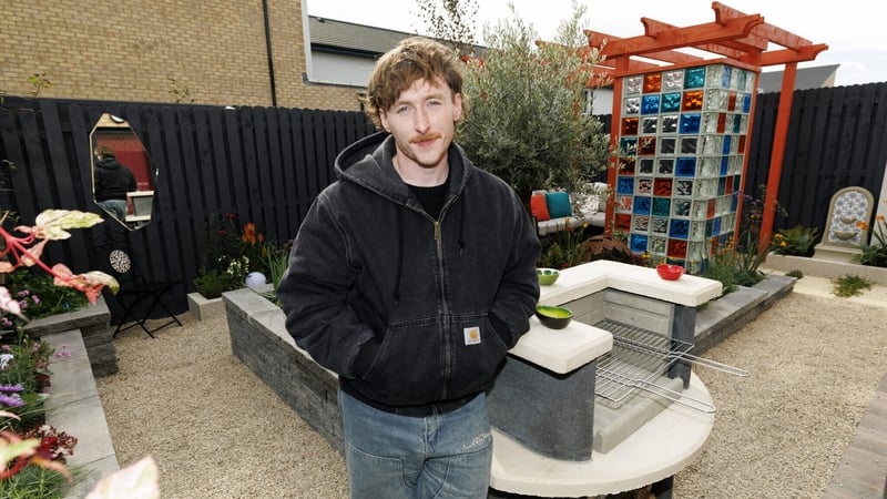 Super Garden: Eoighan's colour block pergola