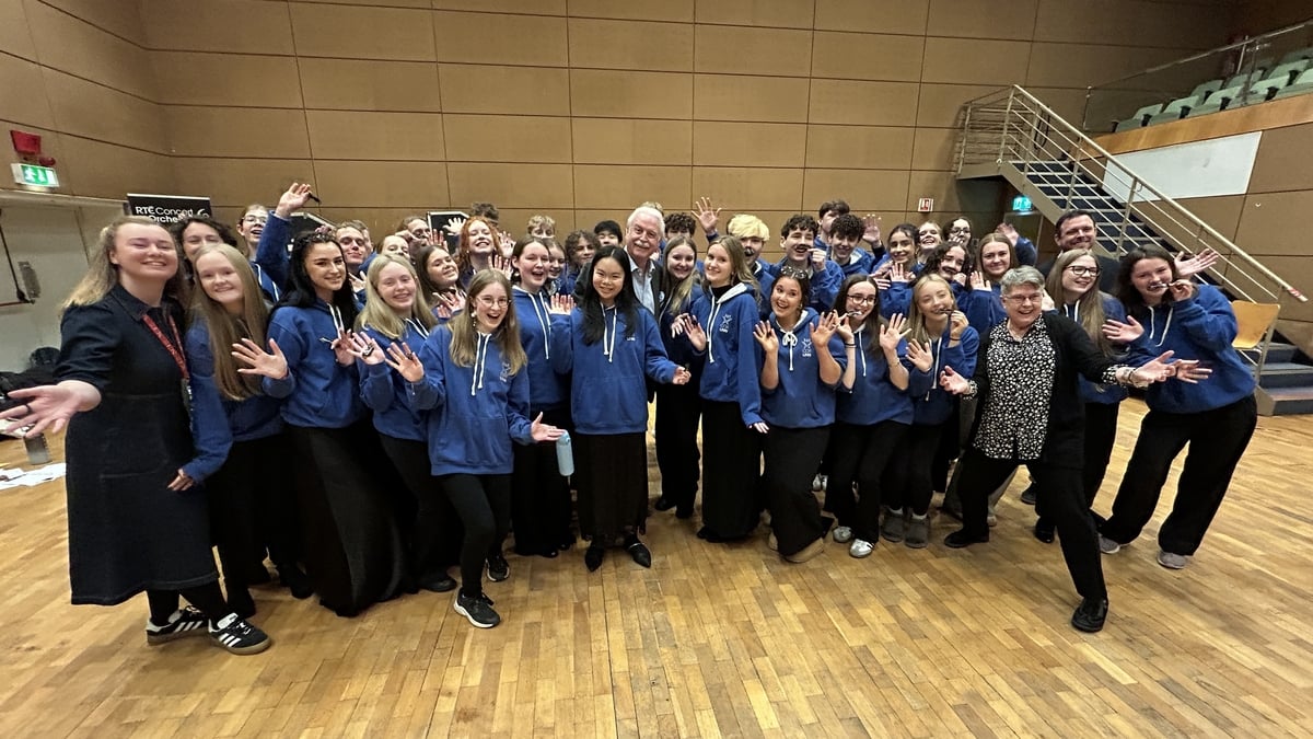 Marty meets the young men and women of Cór Linn 