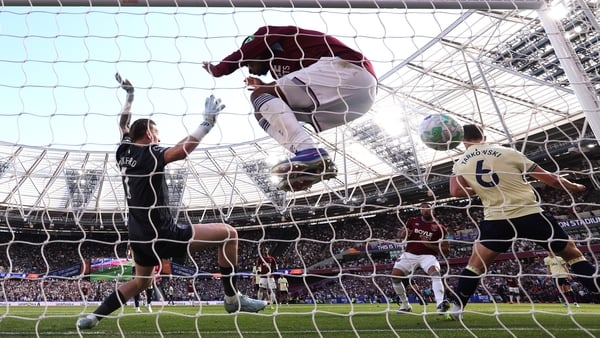 Callum Wilson of West Ham United scores his team's second goal during the Premier League match between West Ham United and Everton at London Stadium on April 25, 2026 in London, England.