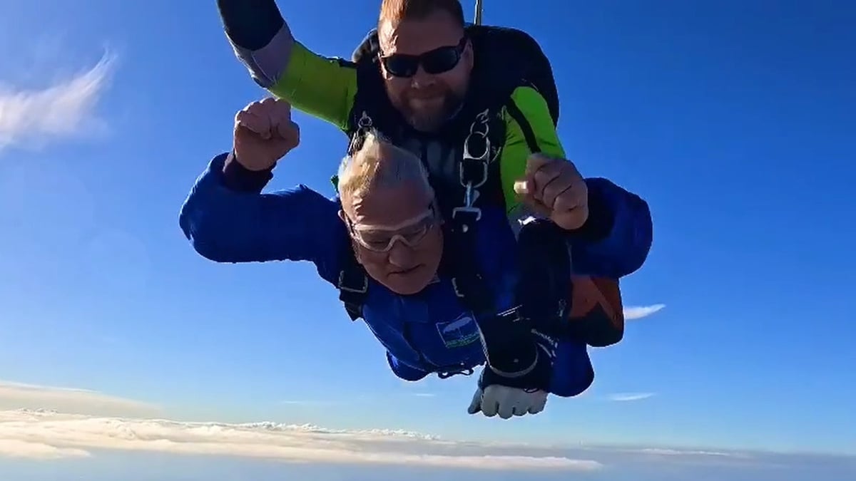80-year-old Dave ‘The Rave’ Dowling completes his sky dive!