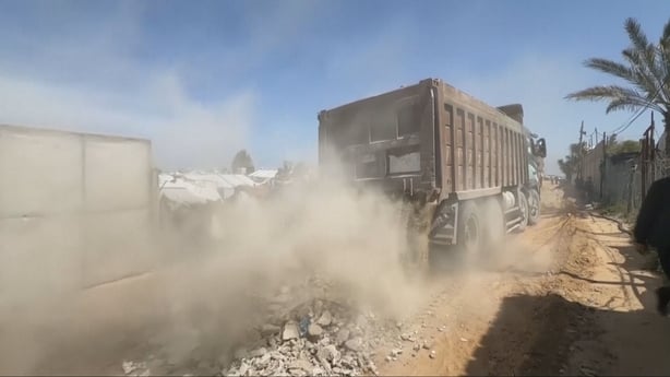 Palestinians use Gaza rubble to restore streets 