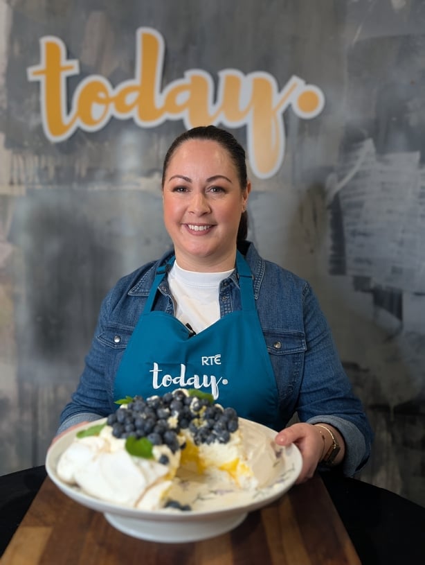 Pavlova with lemon curd