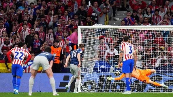 Viktor Gyoekeres of Arsenal scores his team's first goal from the penalty spot past Jan Oblak of Atletico de Madrid during the UEFA Champions League 2025/26 Semi Final First Leg match between Atletico de Madrid and Arsenal FC at Metropolitano Stadium on A