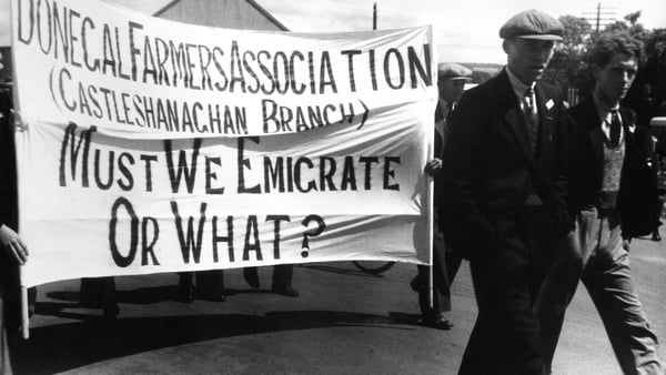 (Eingeschränkte Rechte für bestimmte redaktionelle Kunden in Deutschland. Limited rights for specific editorial clients in Germany.) Irish farmers with a poster "Must we emigrate or what?", 1939 (Photo by ullstein bild/ullstein bild via Getty Images)
