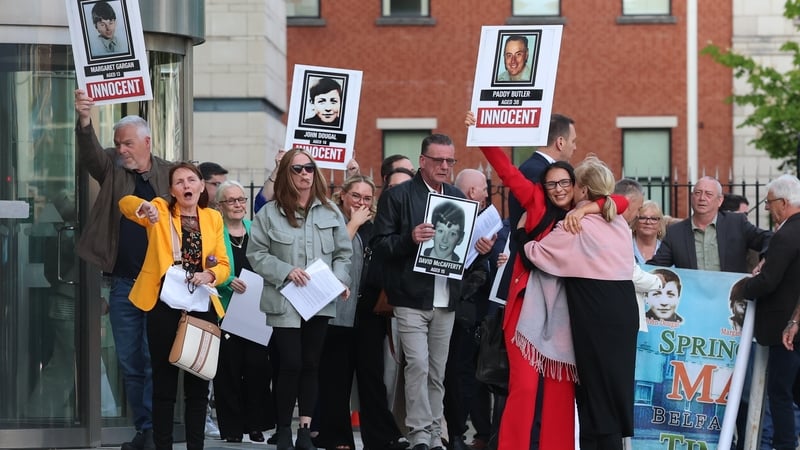 Gaolta na marbh taobh amuigh de Chúirt Chróinéara Bhéal Feirste tráthnóna inniu