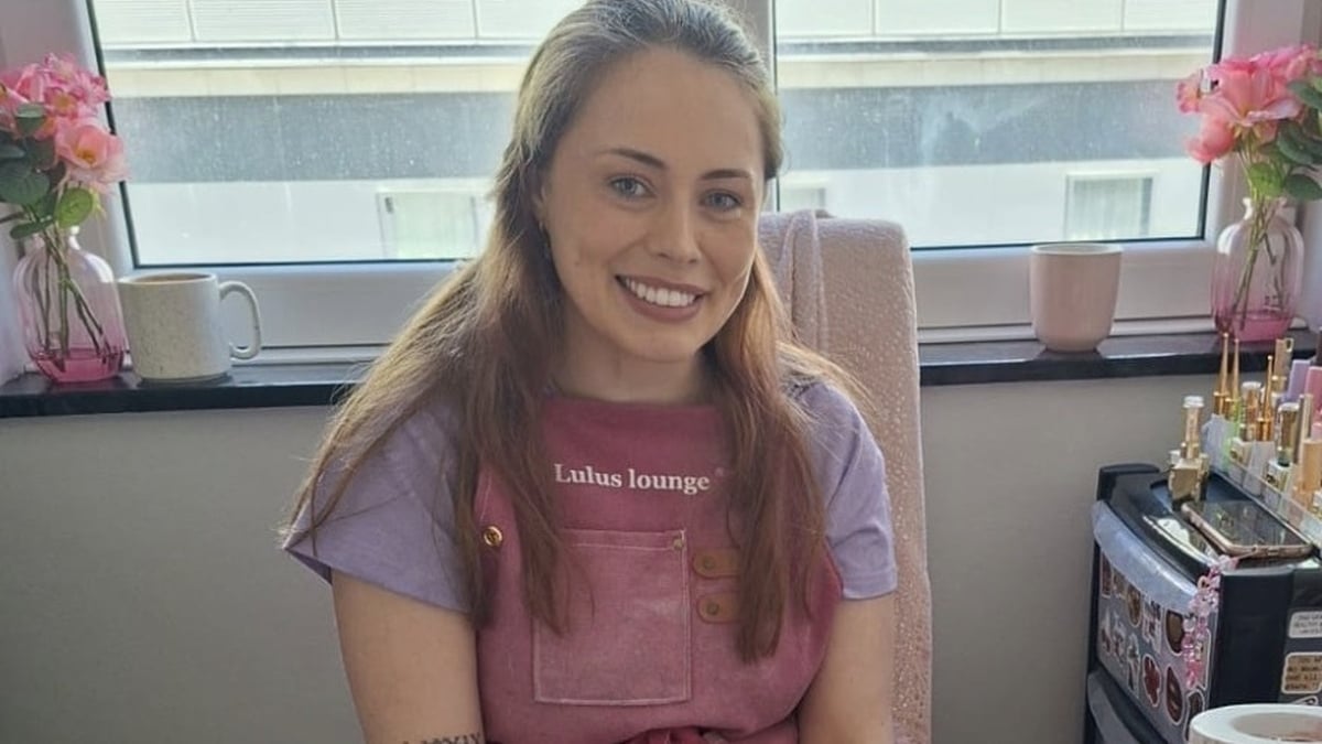 Amanda Ní Thiarnáin, ealaíontóir ingne. 