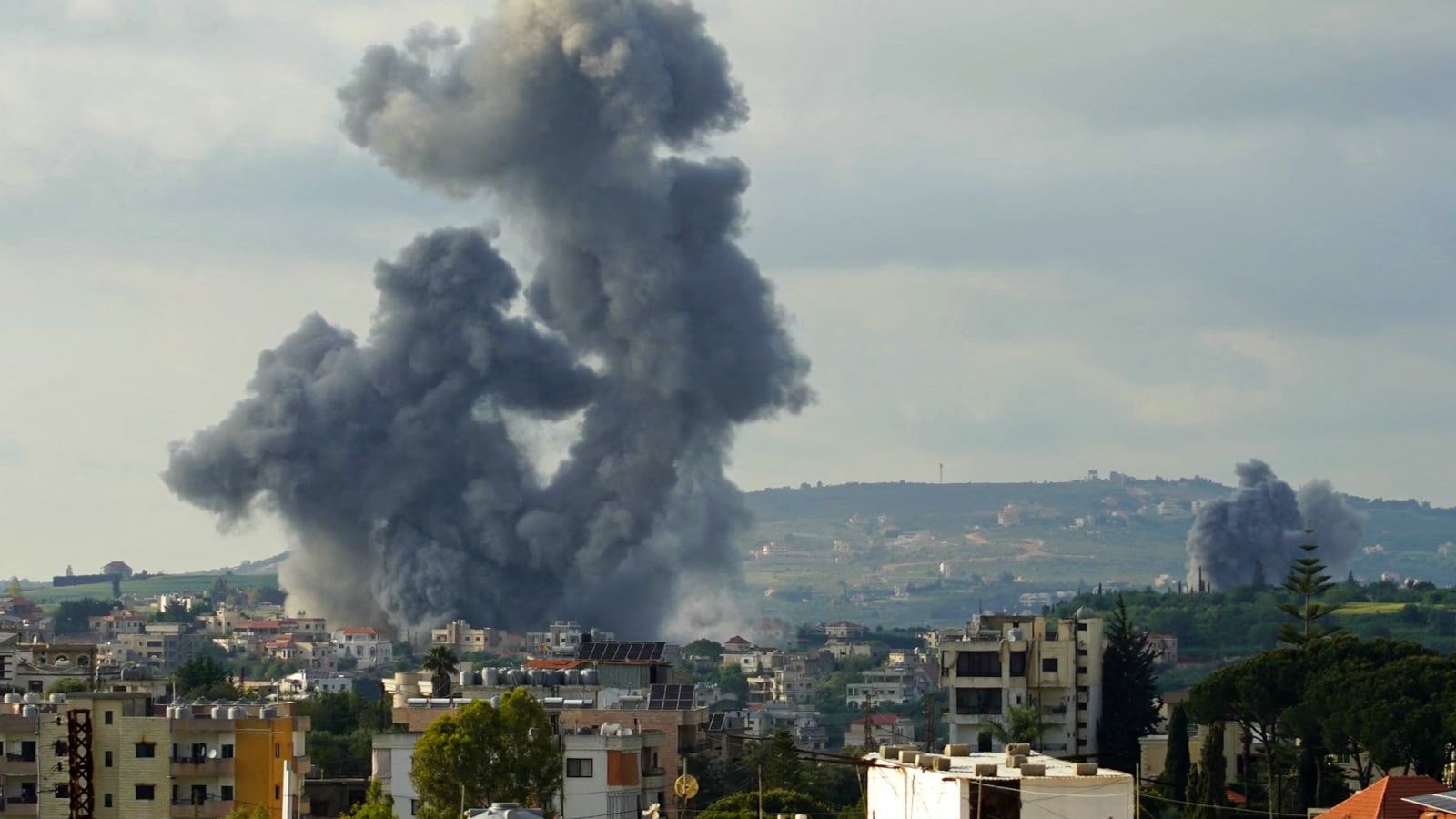 Israeli Strikes Kill 13 in Southern Lebanon