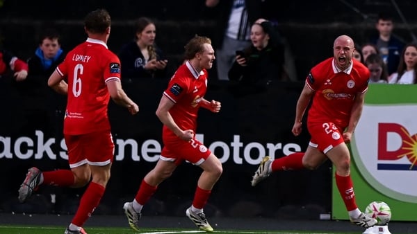 1 May 2026; Kerr McInroy of Shelbourne, right, celebrates after scoring his side's second goal during the SSE Airtricity Men's Premier Division match between Dundalk and Shelbourne at Oriel Park in Dundalk, Louth. Photo by Ben McShane/Sportsfile