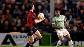 1 May 2026; Dipo Akinyemi of Derry City watches as Patrick Hickey of Bohemians collects the ball during the SSE Airtricity Men's Premier Division match between Bohemians and Derry City at Dalymount Park in Dublin. Photo by Stephen McCarthy/Sportsfile