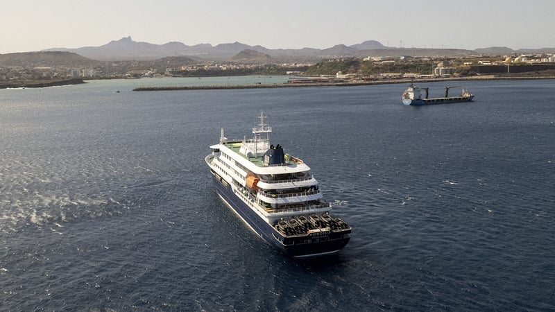An Hondius ar ancaire amach ó Praia, príomhchathair Rinn Verde
