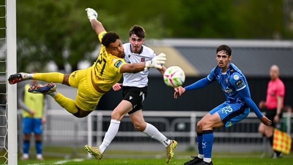 4 May 2026; Eoin Kenny of Dundalk in action against Waterford's Ronan Mansfield, right, and goalkeeper Arlo Doherty during the SSE Airtricity Men's Premier Division match between Waterford and Dundalk at RSC in Waterford. Photo by Seb Daly/Sportsfile