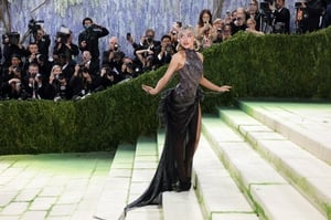 The latest celeb & pop culture goss with Alexandra Ryan show image