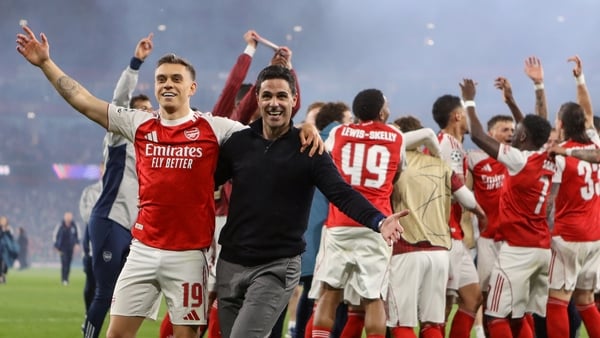 LONDON, ENGLAND - MAY 5: Leandro Trossard and manager Mikel Arteta celebrate the Arsenal victory during the UEFA Champions League 2025/26 Semi Final Second Leg match between Arsenal FC and Atletico de Madrid at Arsenal Stadium on May 5, 2026 in London, Un