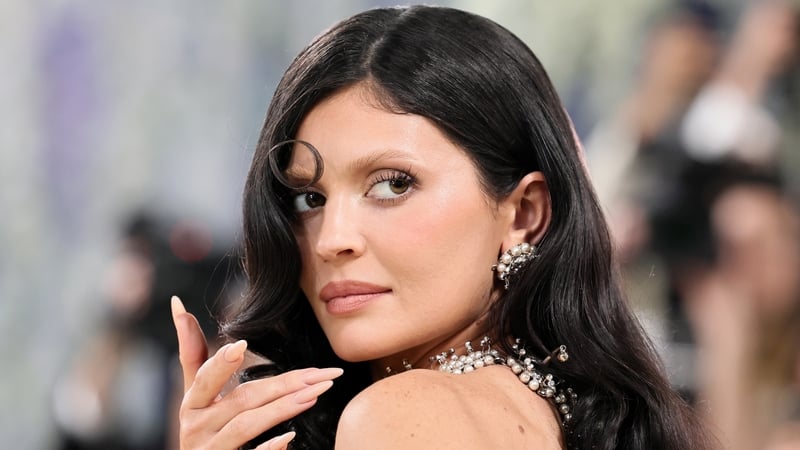 Expert tips for trying barely-there brows