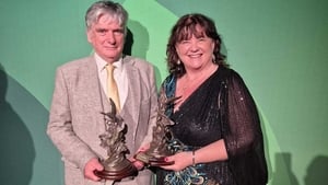 Gradam 75' Comhaltas Ceoltóirí Éireann bronnta ar chraoltóirí RTÉ Raidió na Gaeltachta Neansaí Ní Choisdealbha agus Peadar Ó Riada show image