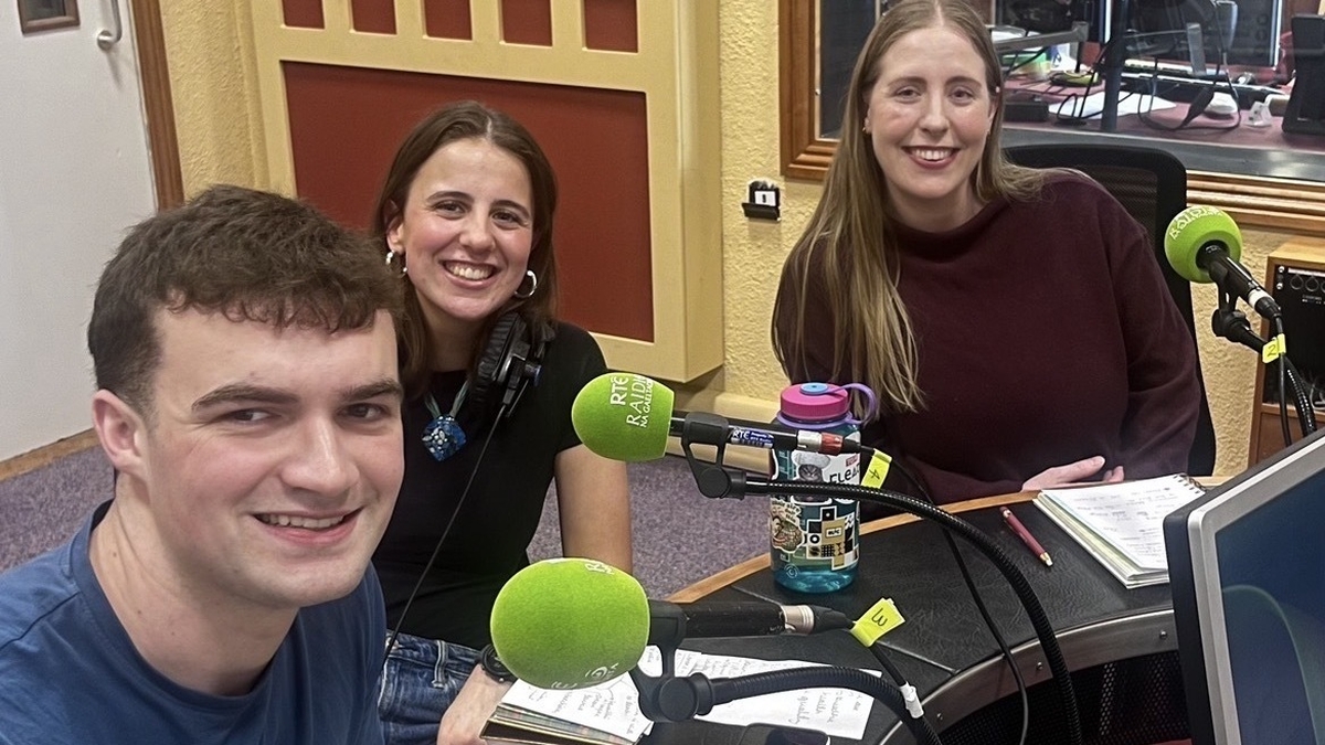 Ciara Ní Chonghaile, James Mac Einrí agus Roseanne Ní Cheallaigh, paineál na seachtaine. 