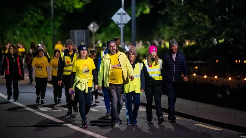 Suas le 170 siúlóid ar fad