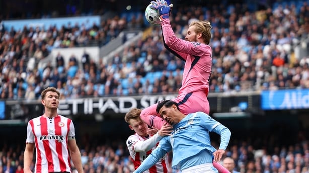 MANCHESTER, ENGLAND - MAY 9: Caoimhin Kelleher of Brentford knees team mate Keane Lewis-Potter of Brentford in the head during the Premier League match between Manchester City and Brentford at Etihad Stadium on May 9, 2026 in Manchester, United Kingdom. (Photo by Robbie Jay Barratt - AMA/Getty Image