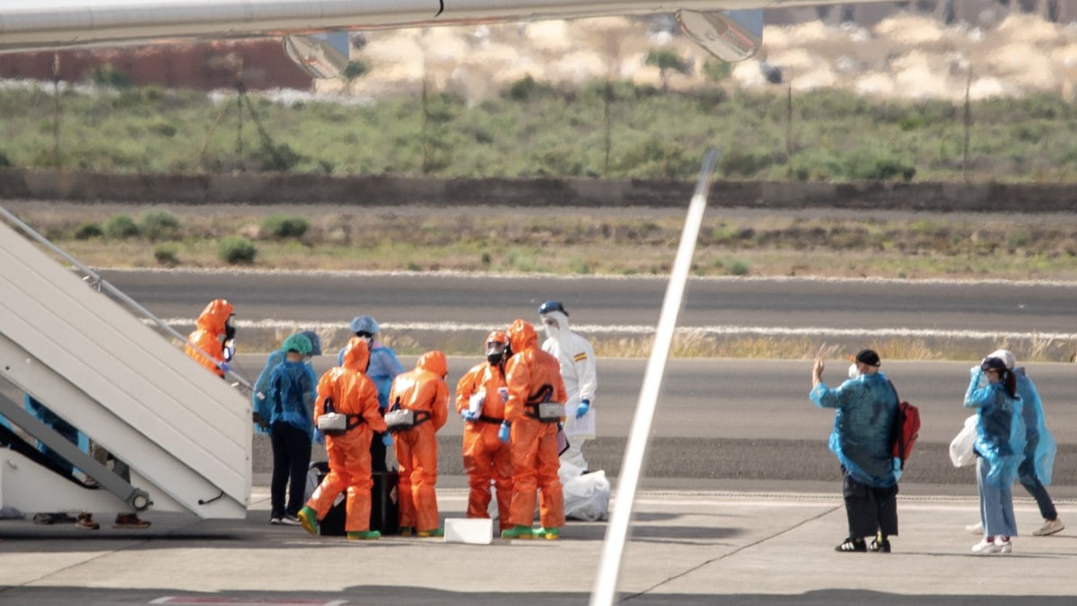 Irish passengers arrive in Baldonnel after evacuation