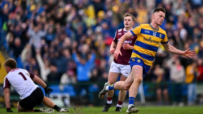 Darragh Heneghan, laoch an chluiche ag scóráil an 3ú cúl do Ros Comáin