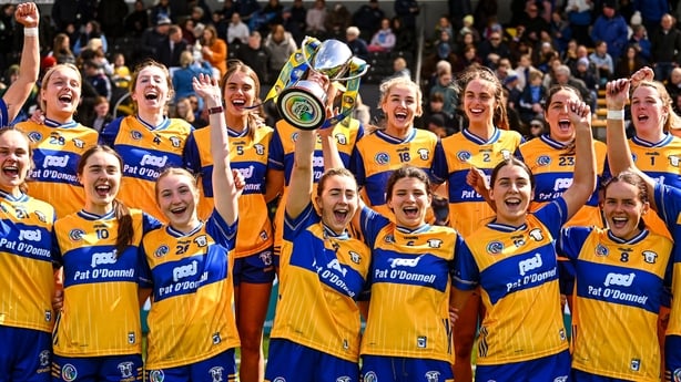 12 April 2026; Clare joint-captain Clare Hehir lifts the cup after her side's victory in the Centra National Camogie League Division 1B final match between Clare and Dublin at UPMC Nowlan Park in Kilkenny. Photo by Piaras Ó Mídheach/Sportsfile