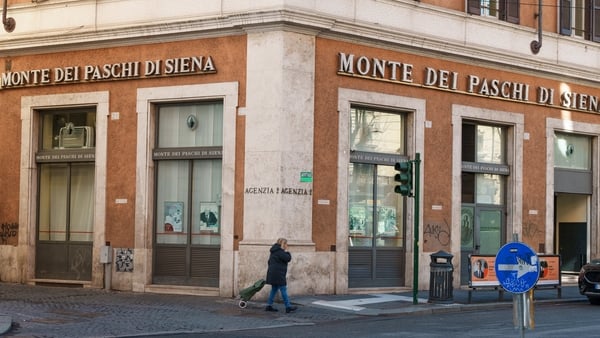 A bank on an Italian street with the Monte dei Paschi di Siena signage
