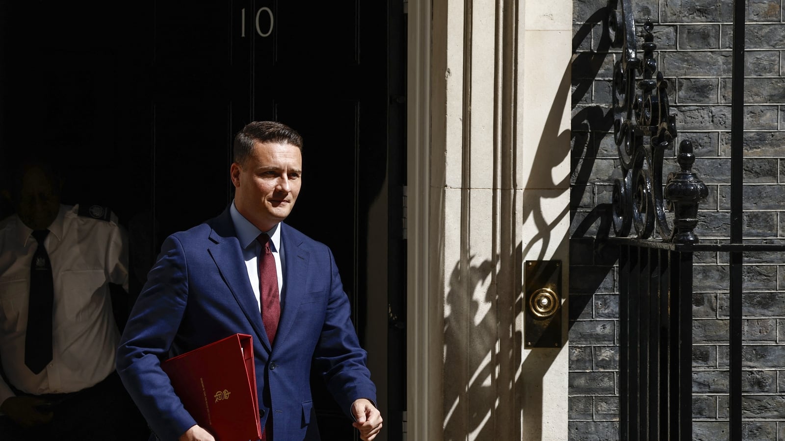 Starmer meets rival Streeting amid leadership revolt