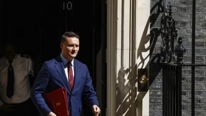 Starmer meets rival Streeting amid leadership revolt show image