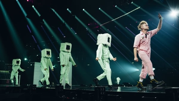 LOOK MUM NO COMPUTER performing Eins, Zwei, Drei for United Kingdom