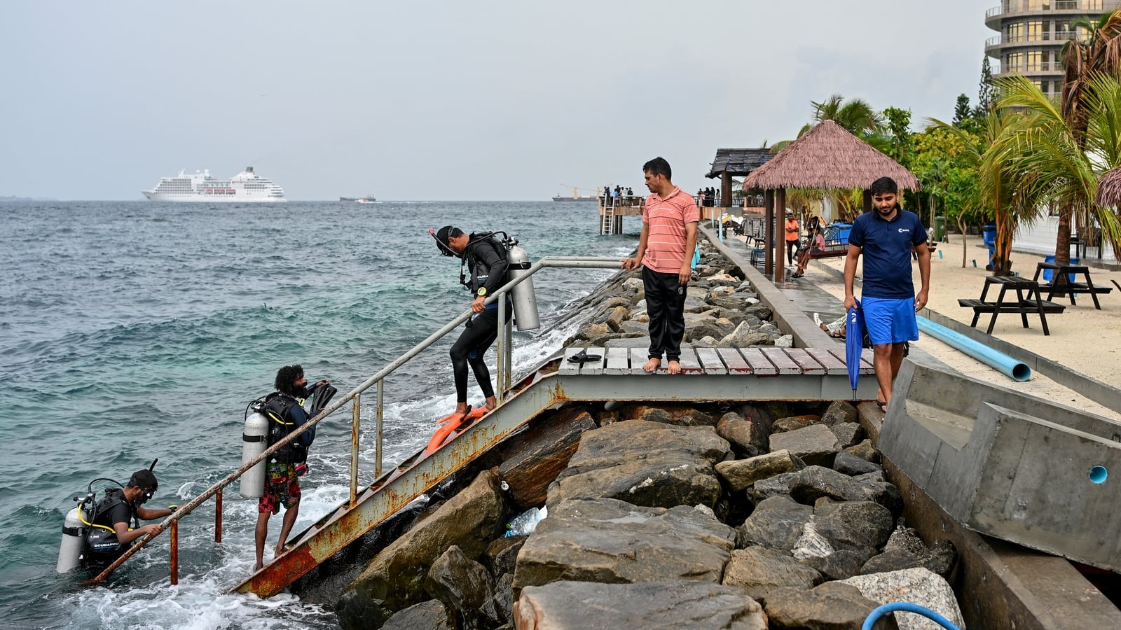 Maldives rescuers search for drowned Italian divers
