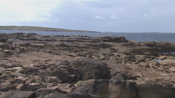 The alarm was raised at around 2.50am this morning, with reports that three men were in the water at Ceann Mhása