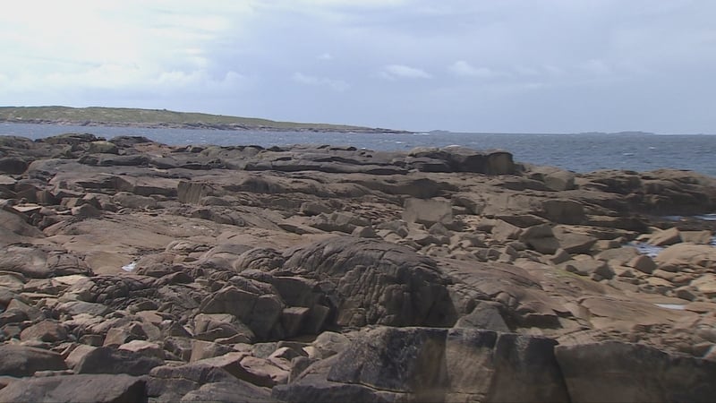 The alarm was raised at around 2.50am this morning, with reports that three men were in the water at Ceann Mhása