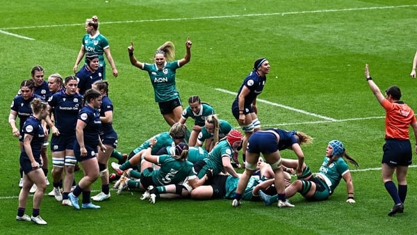 17 May 2026; Ireland players, including Béibhinn Parsons, centre, celebrate their opening try during the Women's 6 Nations Rugby Championship match between Ireland and Scotland at the Aviva Stadium in Dublin. Photo by Seb Daly/Sportsfile