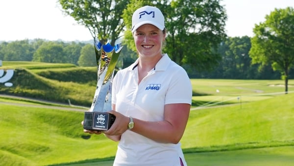 CINCINNATI, OHIO - MAY 17: Lottie Woad of England poses with the trophy on the 18th green after winning the Kroger Queen City Championship presented by P&G 2026 at Maketewah Country Club on May 17, 2026 in Cincinnati, Ohio. (Photo by Dylan Buell/Getty Ima