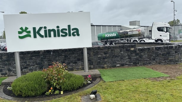 Exterior of Kinisla and a Kinisla lorry