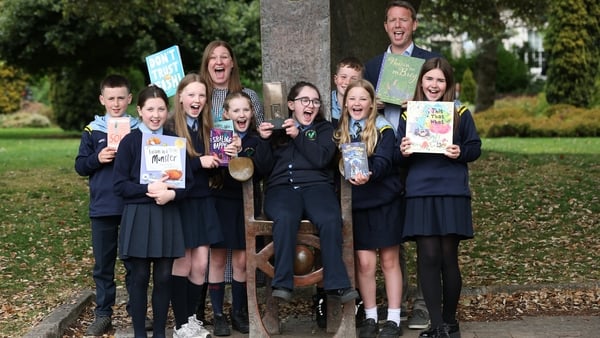 Picture shows Elaina Ryan, CEO of Children’s Books Ireland, Tom Woods, Head of Clients KPMG and reading Hero Winner - student Caoilfhionn Carlin with some of her class mates.
