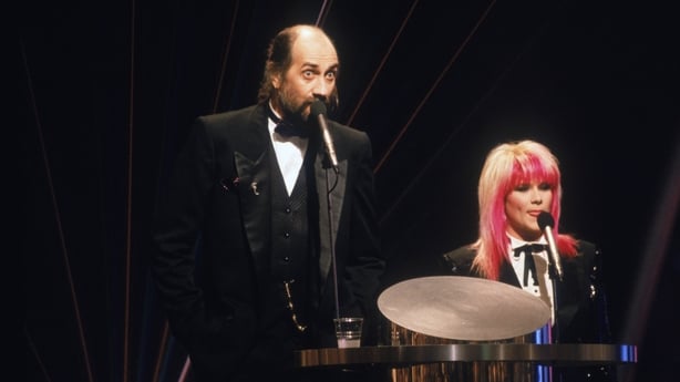 Hosts Mick Fleetwood and Samantha Fox at the BRIT Awards ceremony at the Royal Albert Hall, London, 18 February 1989. (Photo by Dave Hogan/Hulton Archive/Getty Images)