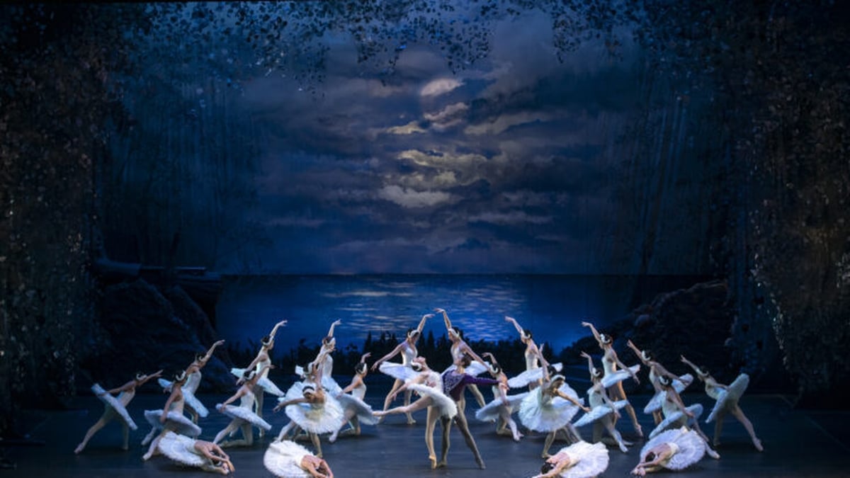 Swan Lake- Ballet de Santiago production